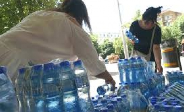 Столичната община ще раздава минерална вода на три места поради