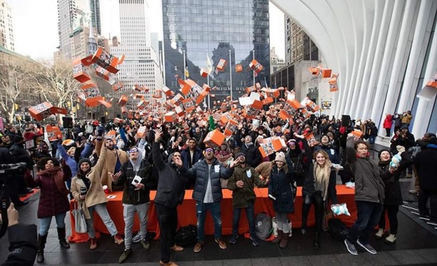 Докато активно популяризира своите продукти чрез онлайн канали за дистрибуция