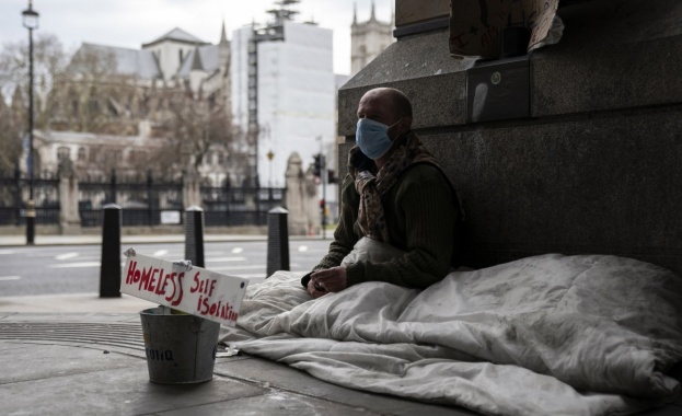 Бездомни източноевропейци наводниха най скъпите лондонски улици като спят върху картон