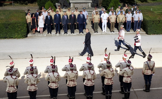 Трябва да инвестираме много повече във военна наука и образование