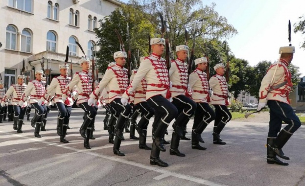 С военен ритуал и литургия започнаха честванията по случай 200 годишнината