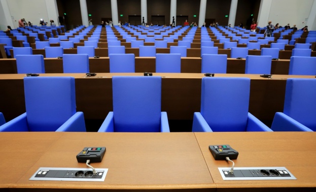 Новата пленарна зала в бившия Партиен дом е готова да