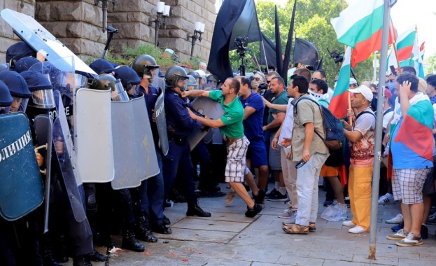 Колкото и да се опитват да променят реалността в огромната