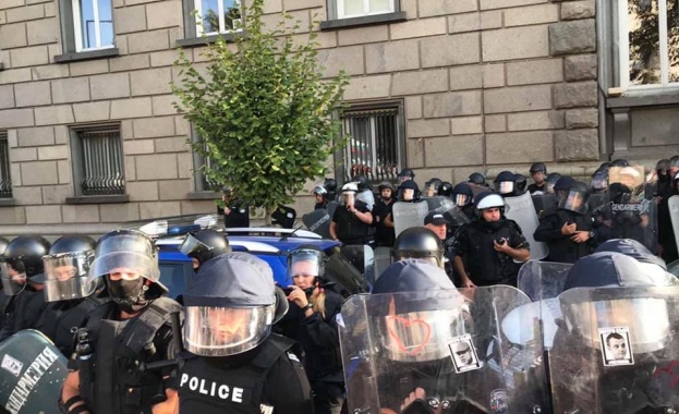 Опит на протестиращи да пробият кордона от униформени пред Народното