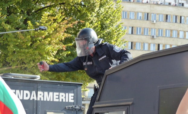 Полицията използва лютив спрей срещу протестиращите (видео)