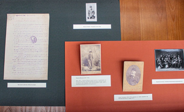 Документи и фотографии от българския исторически архив на Народната библиотека