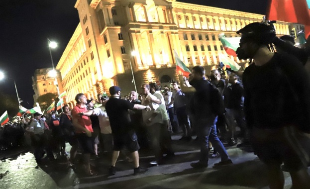 Фотограф на агенция Франс прес е ранен от полицията на