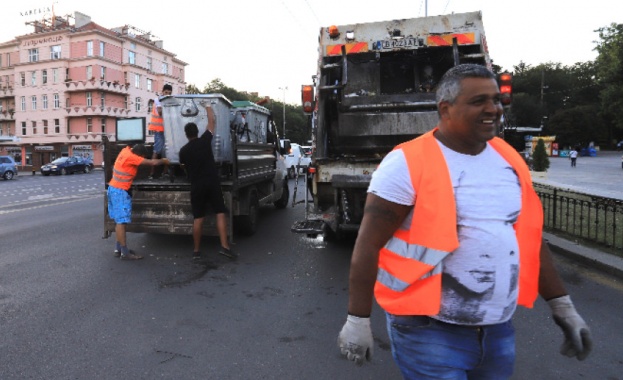 10 камиона отпадък сред които и едрогабаритни тухли желязо