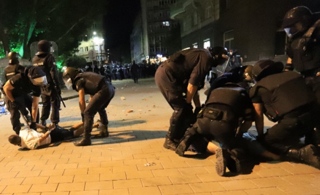 Над 60 души са задържани при сблъсъците между протестиращи и