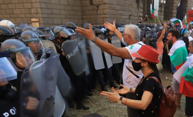Заради безредиците по време на антиправителствентите протести в София прокуратурата