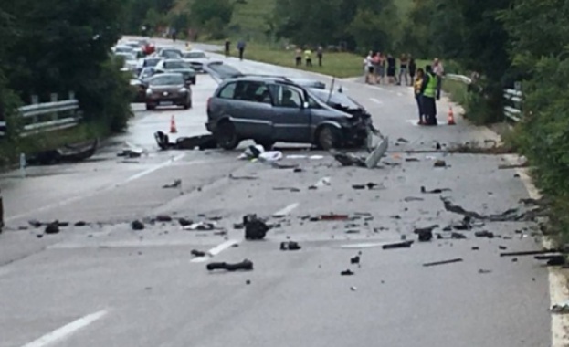 Тежка катастрофа затвори за движение Подбалканския път в участъка край