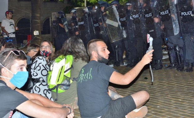 Вчера прекарах 17 часа на протеста от 8 сутринта