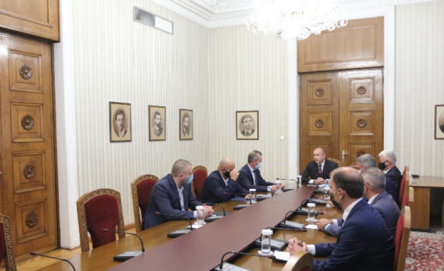 Нестихващите протести на българите у нас и в чужбина поставят