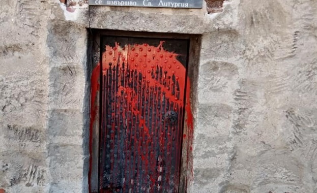 Неизвестни поругаха столичния храм „Св. Петка Самарджийска с червена боя