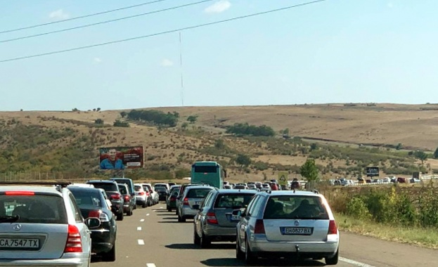 Специалистите съветват шофьорите да търсят сянка а при необходимост да