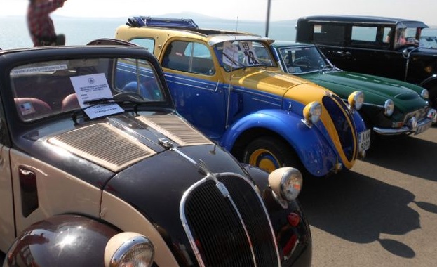 100 автомобила от цялата страна както и екипажи от Румъния