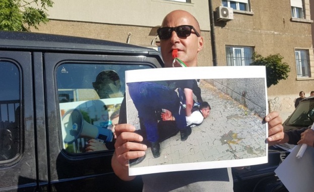 Протестиращи се събраха пред сградата на Районния съд на бул