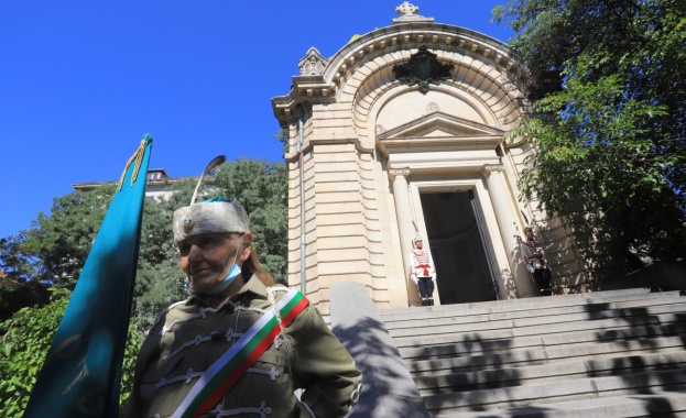 Пред Мавзолея костница на княз Александър І Батенберг днес се поднасят