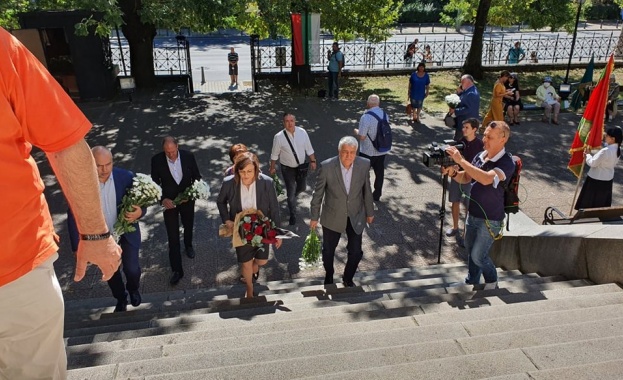 Корнелия Нинова с депутати от ПГ на БСП за България