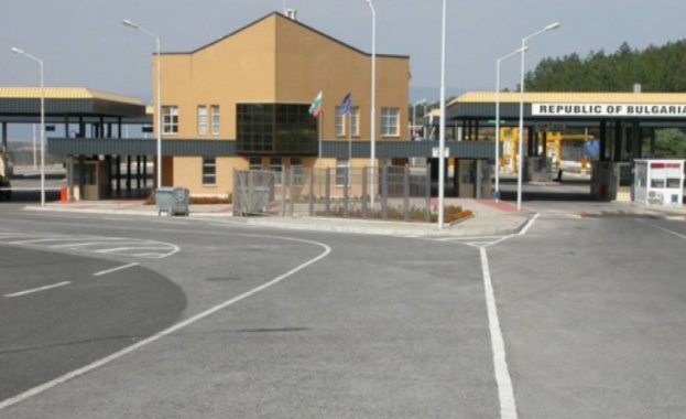 От днес се възстановява преминаването на тежкотоварни камиони през граничния