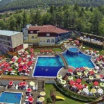 Сапарева баня привлича туристи с минерални извори и чист въздух 