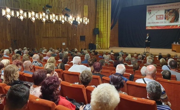 Корнелия Нинова бе посрещната в Ямбол от председателя на общинската