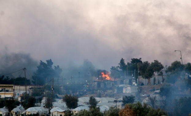 Изгоря бежанският лагер Мория на остров Лесбос Хиляди мигранти настанени