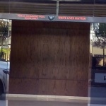 Комисията за дискриминация се захваща с хотел с басейн "само за бели"