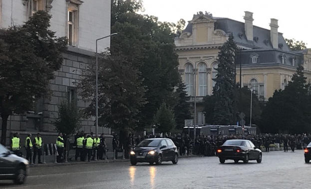 От рано сутринта площад Независимост е пълен с полицаи Те