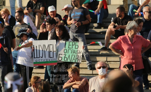 Мощни викове Оставка огласят площад Независимост в началото на второ