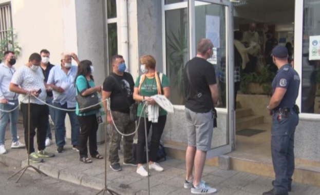 Огромни опашки се извиха пред паспортната служба в Хасково