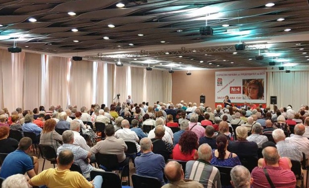 Със ставане на крака и скандирания БСП Победа и Нинова