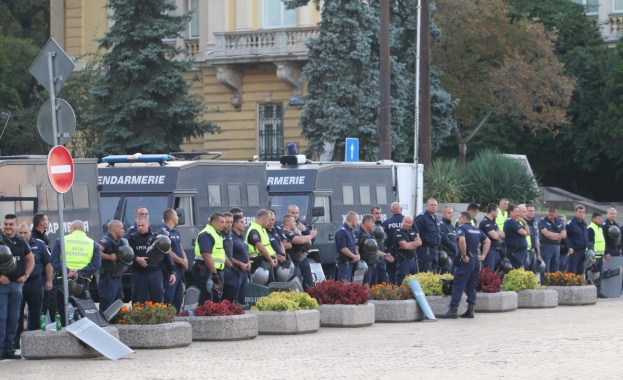 От рано сутринта площад Независимост е пълен с полицаи Те