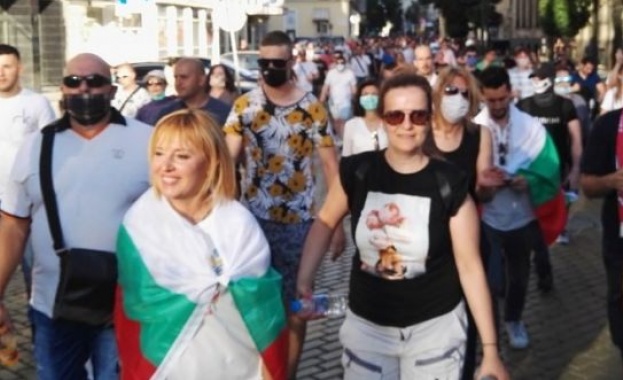 Мая Манолова: Алтернативата е на площада