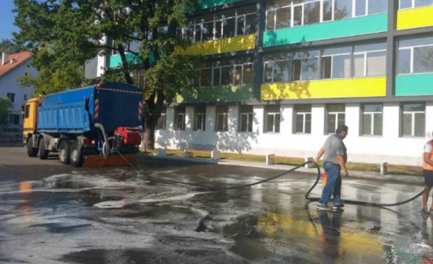 Усилено тече дейността по механизирано миене с дезинфекция на училищните