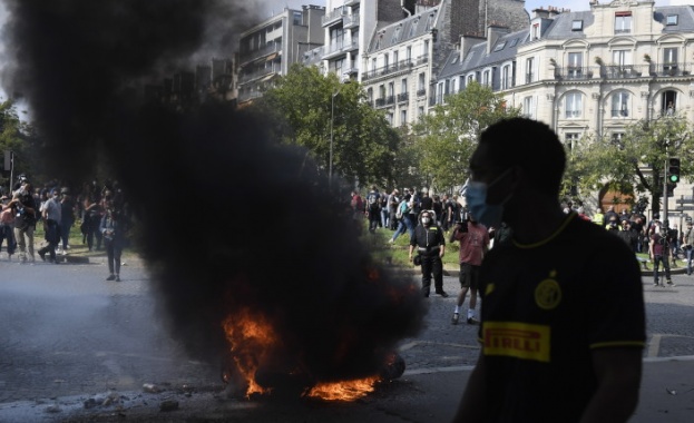 Специални подразделения на френската полиция и жандармерията използваха сълзотворен газ