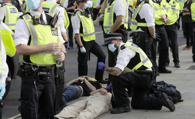 На протестите в Лондон за 10 дни са арестувани 680 души