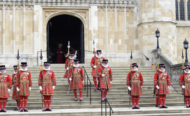 Изненадваща акция в казармата на Уелската гвардия охранители които дежурят