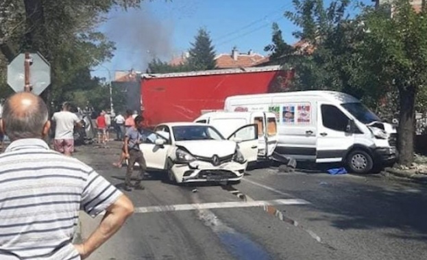 Дрогиран шофьор на ТИР помете с висока скорост 12 автомобила