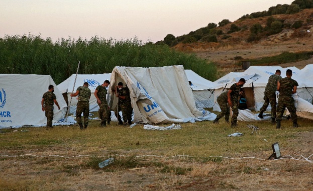 В палатки и на кораби настаняват 13 000 мигранти от