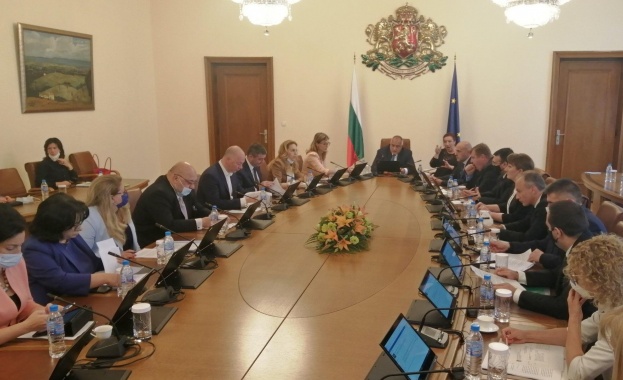 Бългapcĸoтo пpaвитeлcтвo щe oпитa дa нaбepe пoнe 2 млpд eвpo