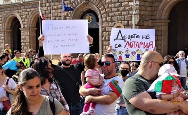 Те за задължителни в общите помещения на сградите Протест срещу