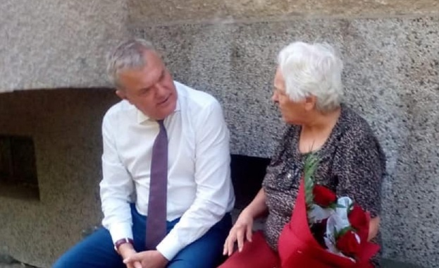 Лидерът на АБВ Румен Петков поздрави своята учителка по повод