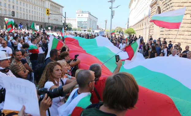 Галъп: 67% от българите одобряват протестите, ГЕРБ и БСП почти изравнени