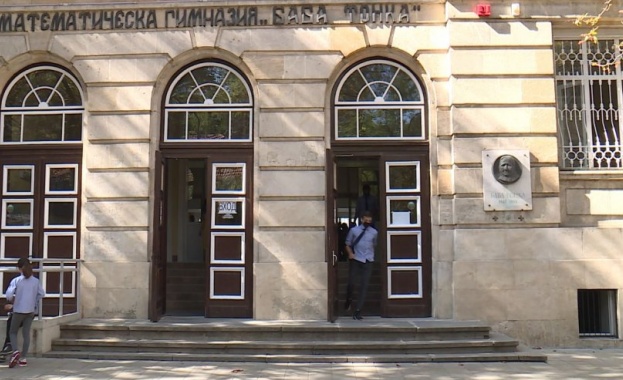 Ученик е с COVID-19 в първия учебен ден в Русе Ученик е с COVID-19 в първия учебен ден в Русе