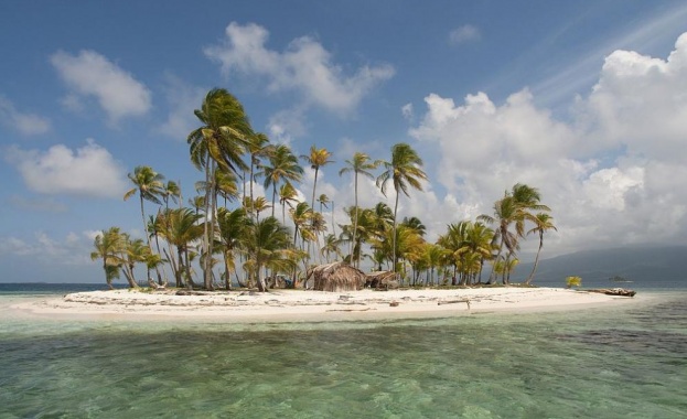 Трима мъже бедстващи седмица на необитаем остров в западната част