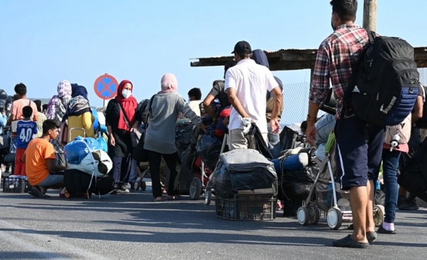 Гръцката полиция започна да мести мигрантите, разпръснати из остров Лесбос,