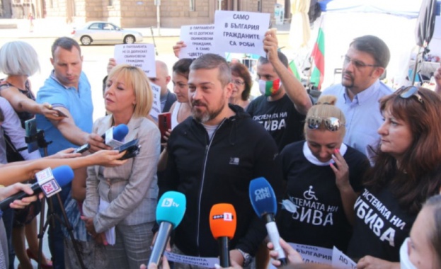 Майките от Системата ни убива и Мая Манолова от инициативата