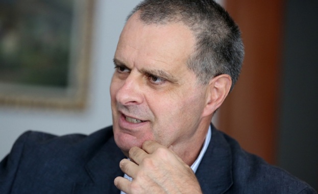 В пост във Фейсбук с приповдигнат тон социологът и политолог