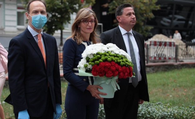 Министърът на външните работи на Република България Екатерина Захариева положи